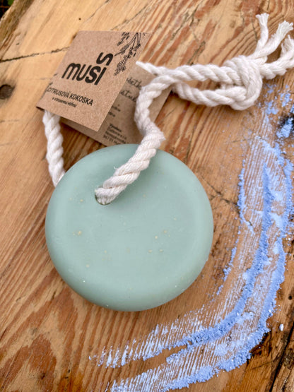 Citrusová kokoska – prírodné tuhé mydlo zo 100 % kokosového oleja s modrým ílom a citrusovou vôňou, so šnúrkou na zavesenie