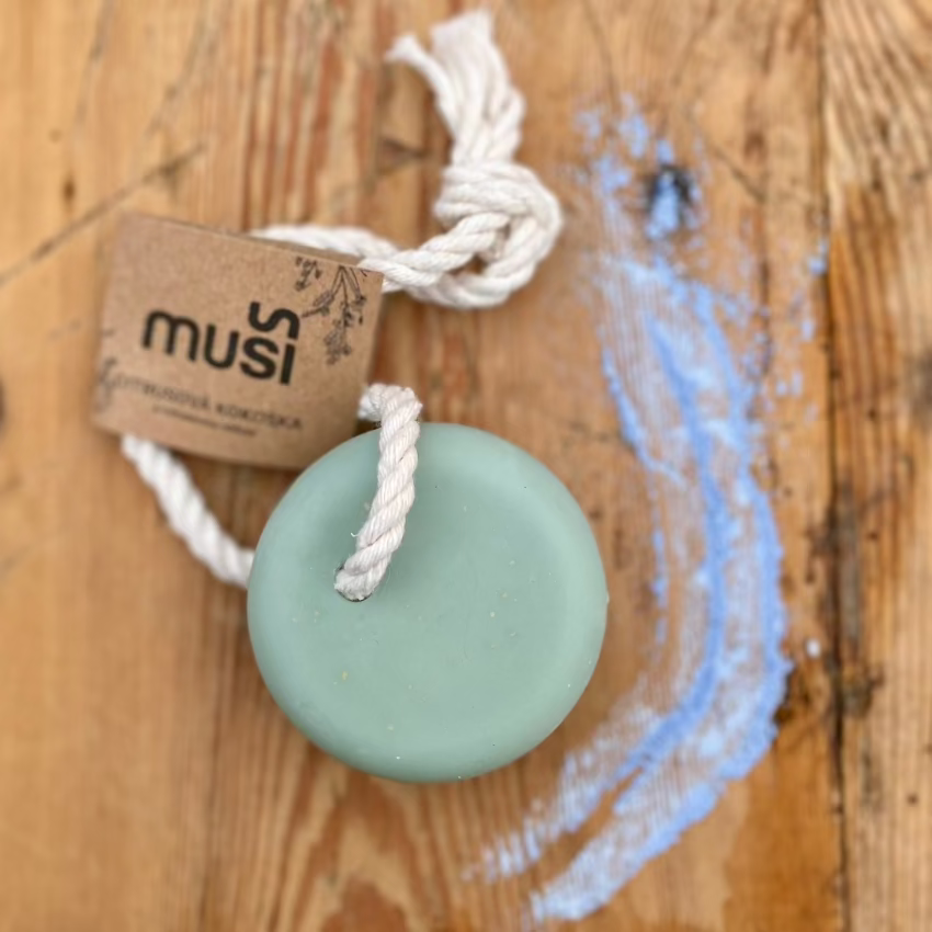 Citrusová kokoska – prírodné tuhé mydlo zo 100 % kokosového oleja s modrým ílom a citrusovou vôňou, so šnúrkou na zavesenie