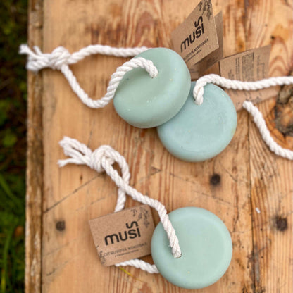 Citrusová kokoska – prírodné tuhé mydlo zo 100 % kokosového oleja s modrým ílom a citrusovou vôňou, so šnúrkou na zavesenie