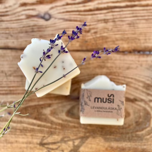 Prírodné levanduľové telové mydlo – ručne robené, s bambuckým maslom a esenciálnym olejom levandule, upokojujúce a výživné.