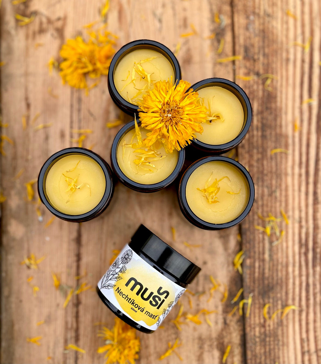 Nechtíková masť – prírodný výživný balzam s macerovaným kvetom nechtíka, bio slnečnicovým olejom, včelím voskom a vitamínom E, vhodný na suchú a podráždenú pokožku, pooperačné jazvy a drobné ranky, balený v ekologickej nádobe z tmavého skla.