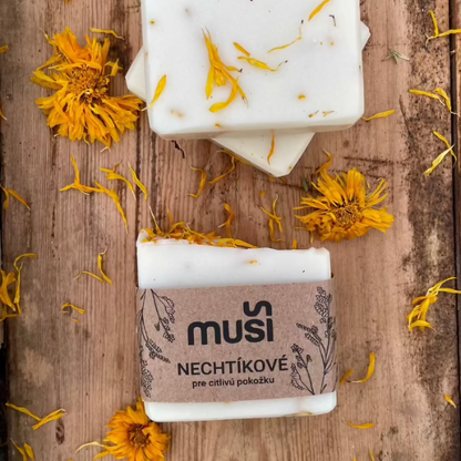 Prírodné mydlo s nechtíkom lekárskym, bez vône, pre citlivú a veľmi suchú pleť.