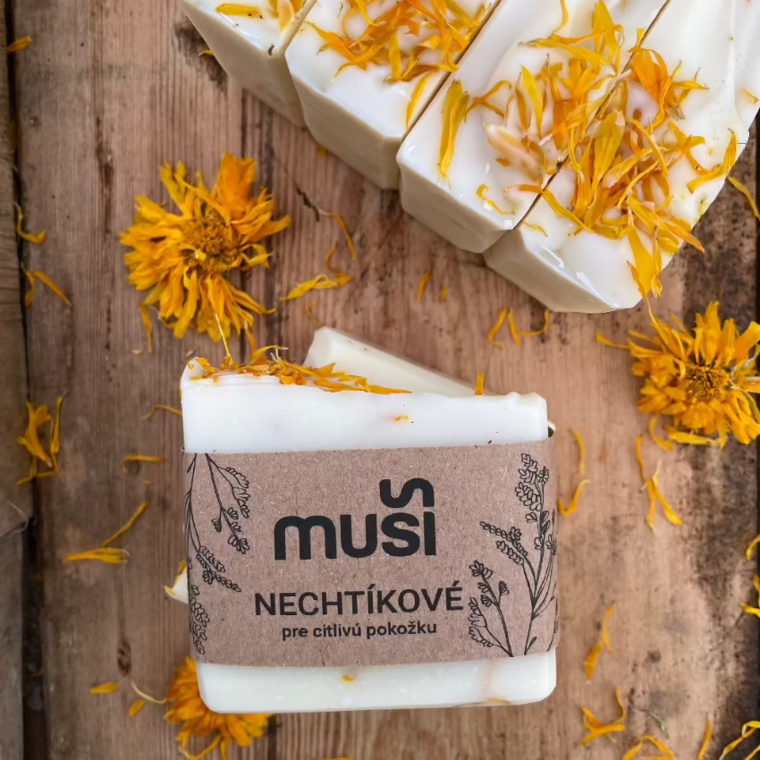 Prírodné mydlo s nechtíkom lekárskym, bez vône, pre citlivú a veľmi suchú pleť.