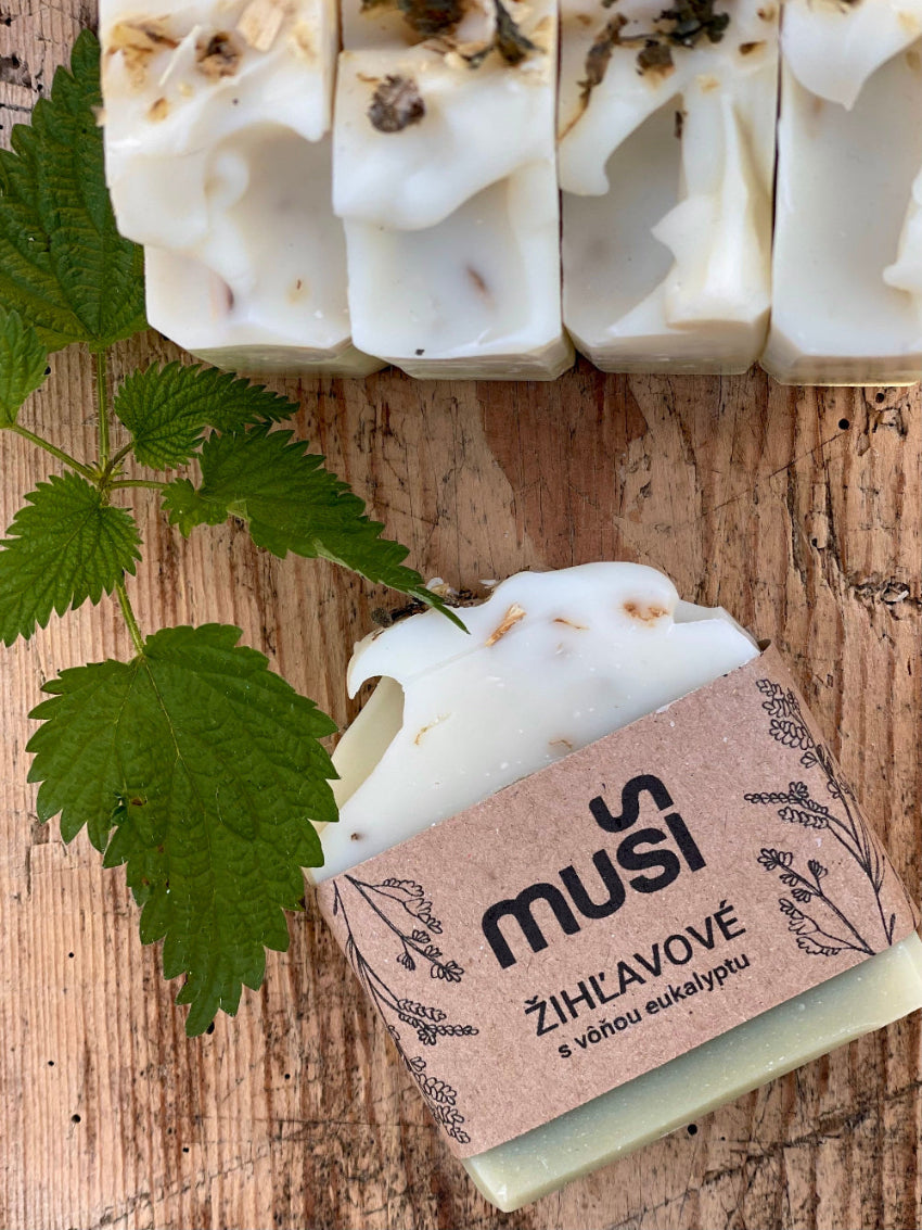 Žihľavové telové mydlo s eukalyptom a spirulinou – prírodná bylinková starostlivosť na každodenné použitie