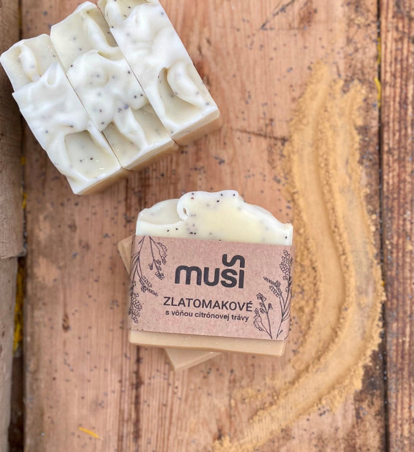 Zlatomakové telové mydlo s makovými zrniečkami a žltým ílom – prírodné pílingové mydlo s vôňou citrónovej trávy a medovky