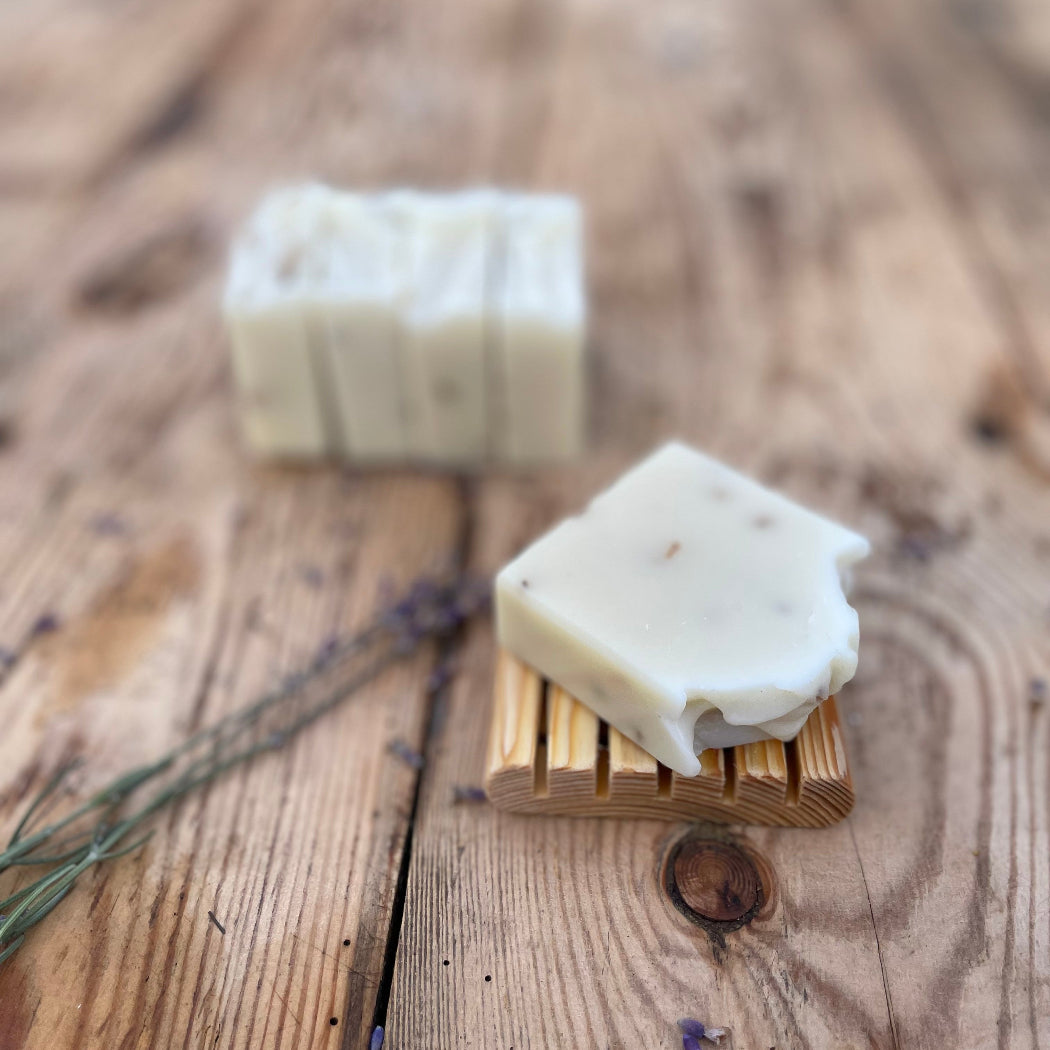 Drevena mydelnicka Musi – rucne vyrobena zo smrekoveho dreva, vhodna na tuhy sampon alebo mydlo, osetrena vcelim voskom a olejom