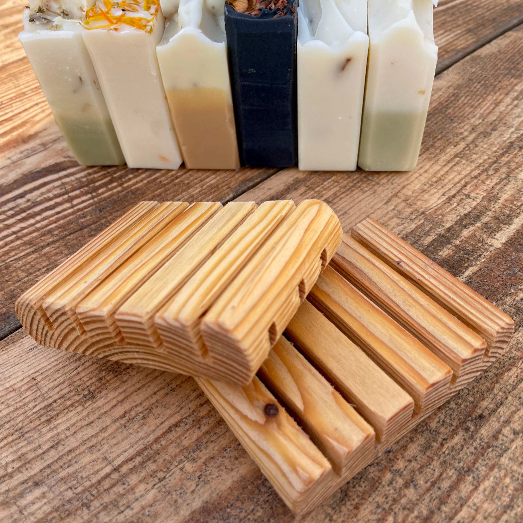 Drevena mydelnicka Musi – rucne vyrobena zo smrekoveho dreva, vhodna na tuhy sampon alebo mydlo, osetrena vcelim voskom a olejom