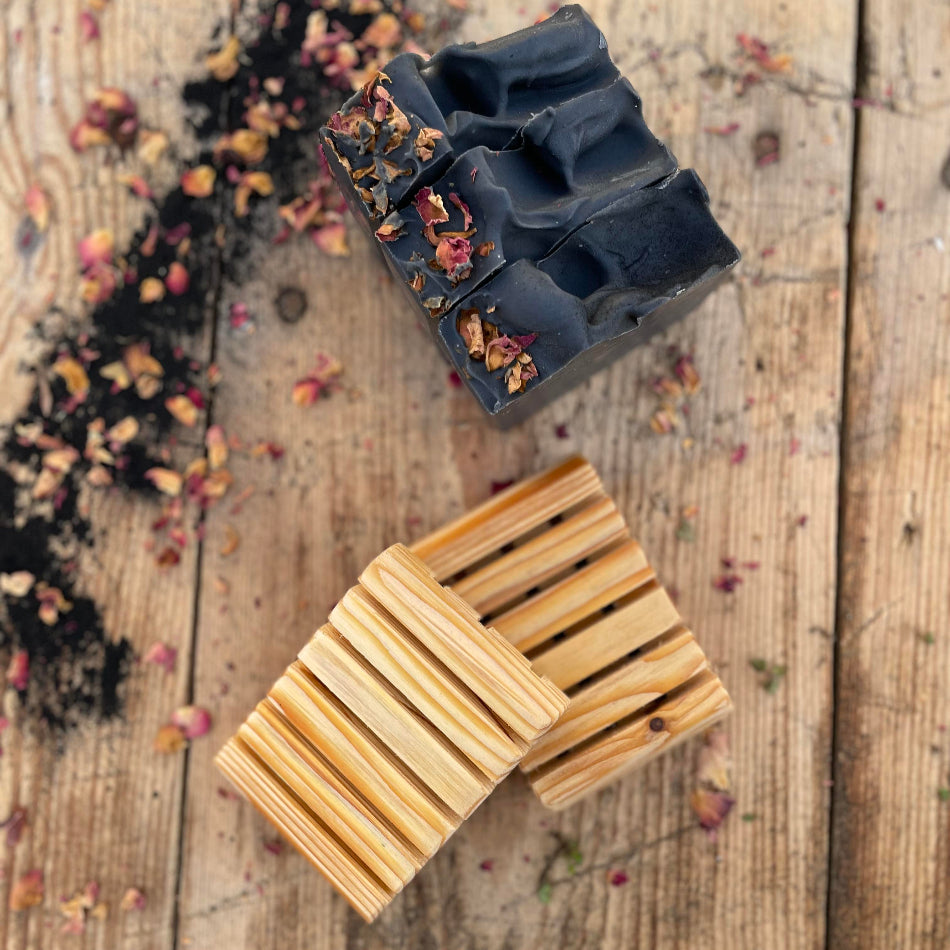 Drevena mydelnicka Musi – rucne vyrobena zo smrekoveho dreva, vhodna na tuhy sampon alebo mydlo, osetrena vcelim voskom a olejom