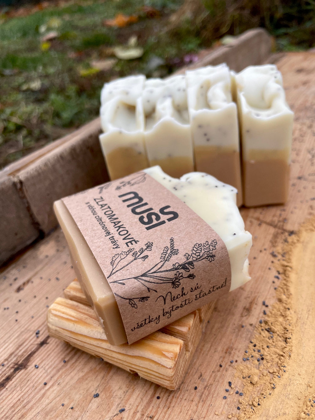 Drevena mydelnicka Musi – rucne vyrobena zo smrekoveho dreva, vhodna na tuhy sampon alebo mydlo, osetrena vcelim voskom a olejom