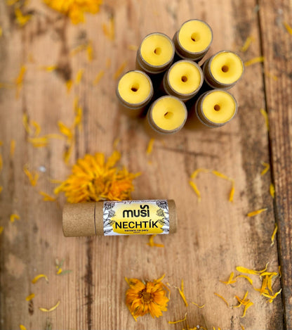 Prírodný nechtíkový balzam na pery Muši – ručne vyrobený, hojivý, na suché a popraskané pery

