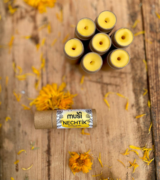 Prírodný nechtíkový balzam na pery Muši – ručne vyrobený, hojivý, na suché a popraskané pery

