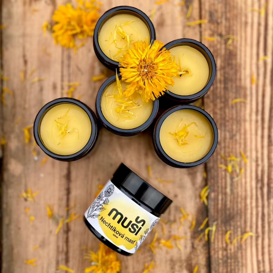 Prírodná nechtíková masť Muši – ručne vyrobená, hojivá, vhodná na citlivú a veľmi suchú pokožku
