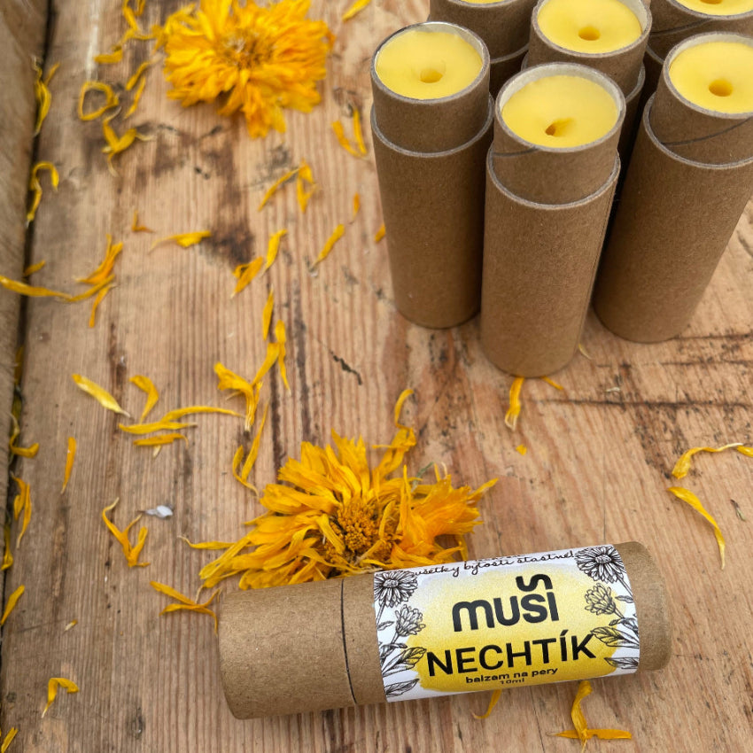 Prírodný nechtíkový balzam na pery Muši – ručne vyrobený, hojivý, na suché a popraskané pery
