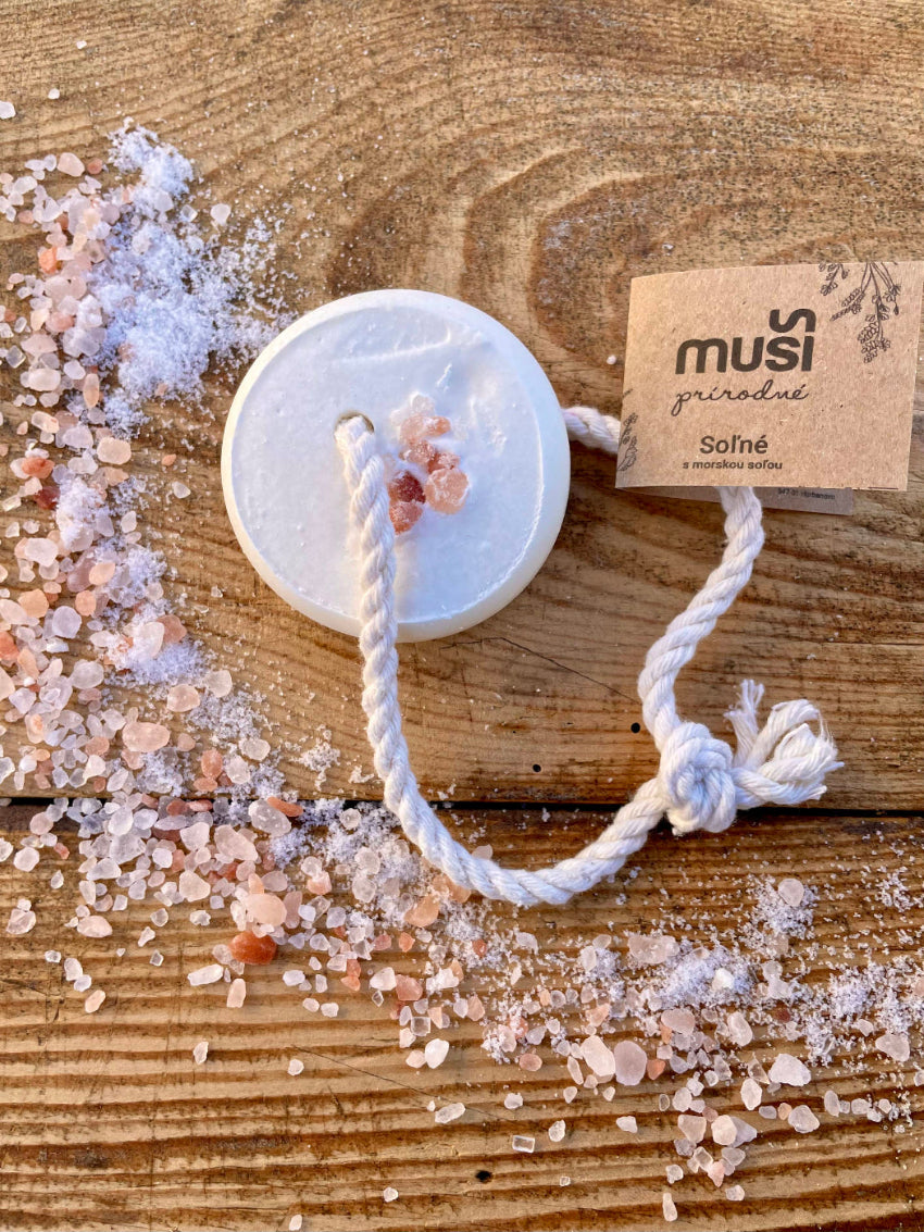 Soľné mydlo Muši  s morskou soľou na šnúrke – ručne vyrobené, vhodné na problematickú pokožku, jemný píling, detox.