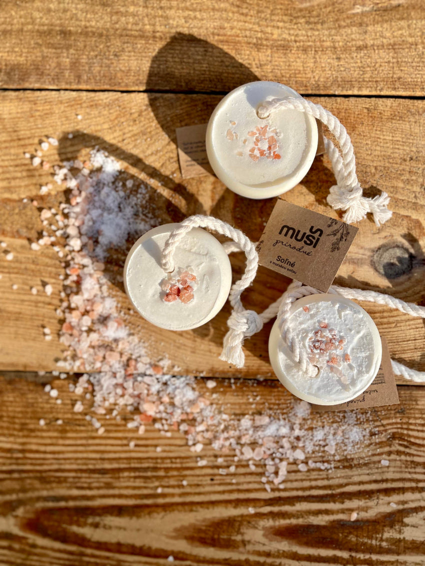 Soľné mydlo Muši s morskou soľou na šnúrke – ručne vyrobené, vhodné na problematickú pokožku, jemný píling, detox.