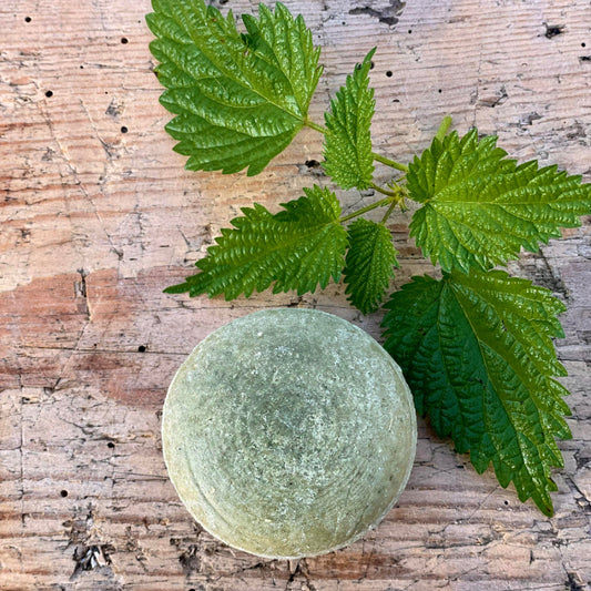 prírodný tuhý šampón so žihľavou, spirulinou, esenciálnymi olejmi zihlavovlaska_prirodny_tuhy_sampon_na_mastne_vlasy